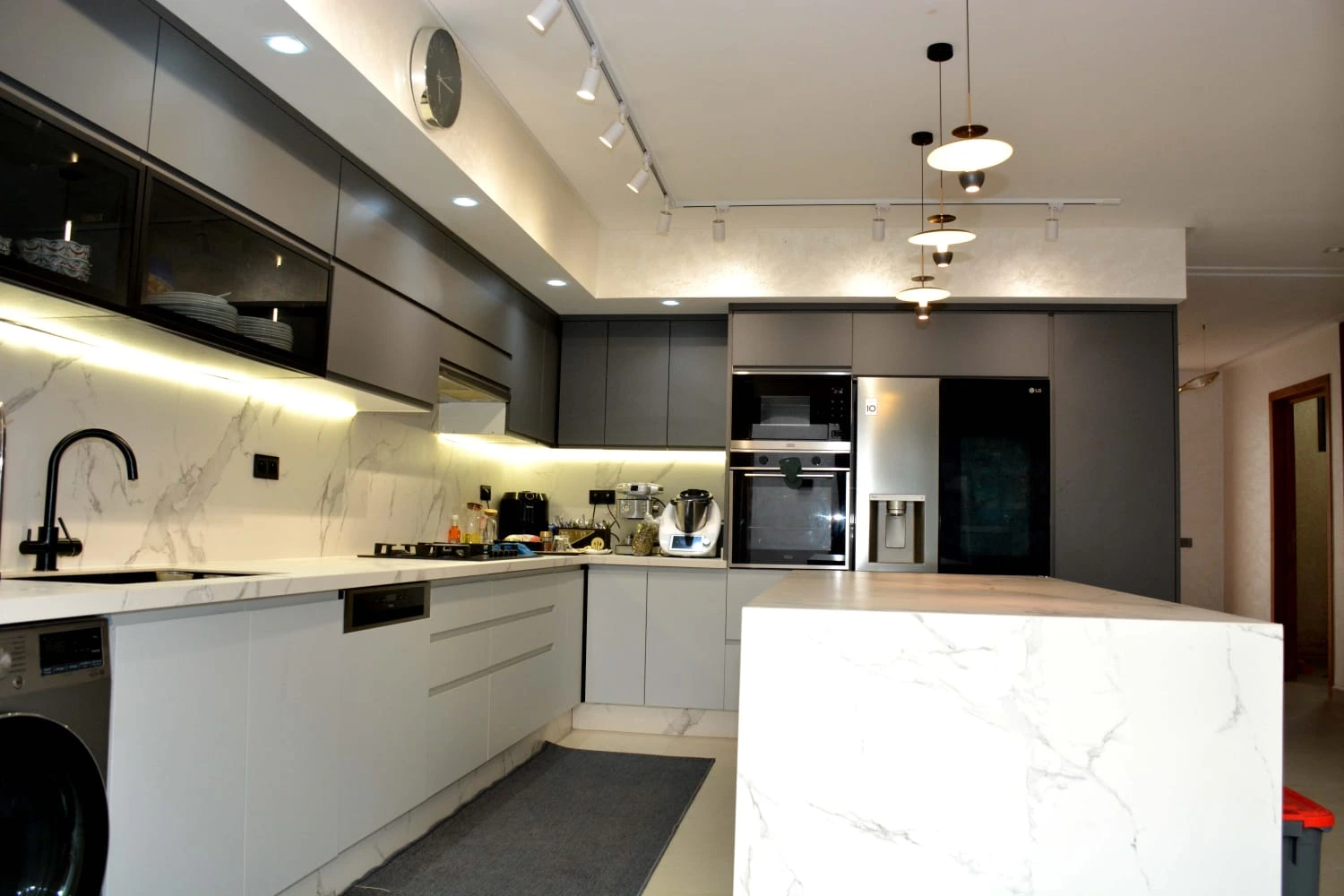 Cuisine moderne équipée de la villa à Hay Illigh