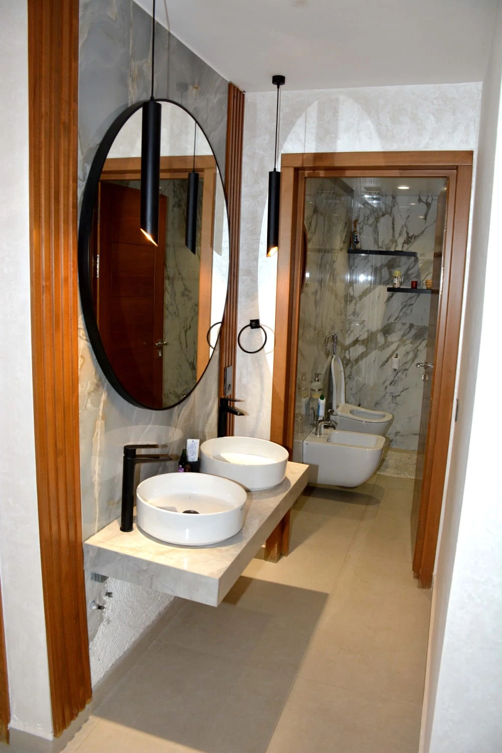 Salle de bain double vasque de la villa