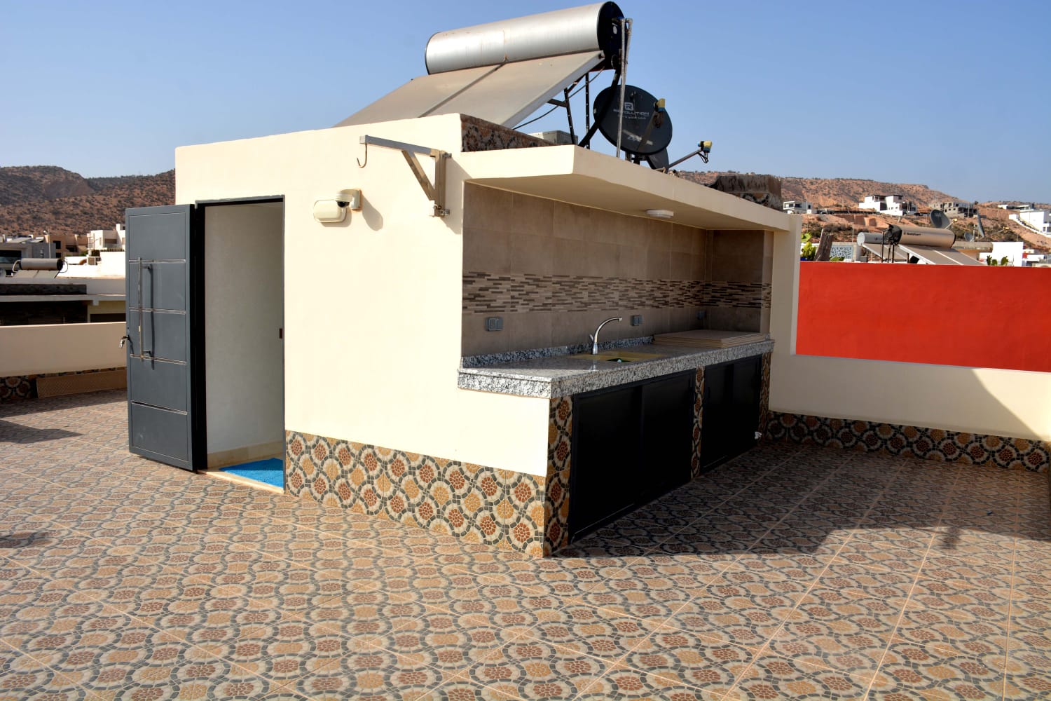 Terrasse aménagée avec cuisine d'été de la villa